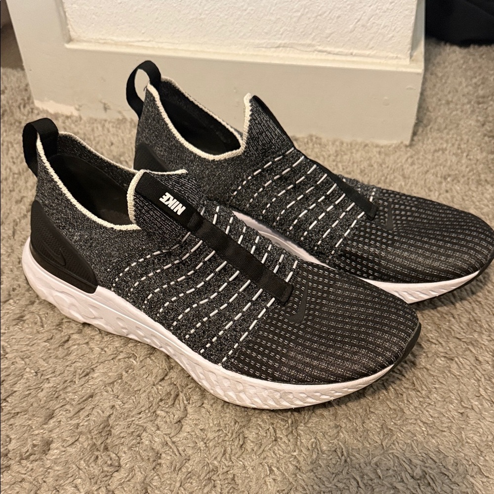 Like New - Nike Men's Phantom Run 2. Size 10.5M